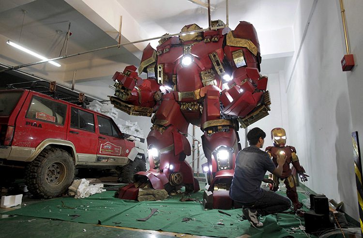 Art Teacher Spends 2-Months Building Giant 11-Foot Tall Iron Man Hulkbuster Suit!