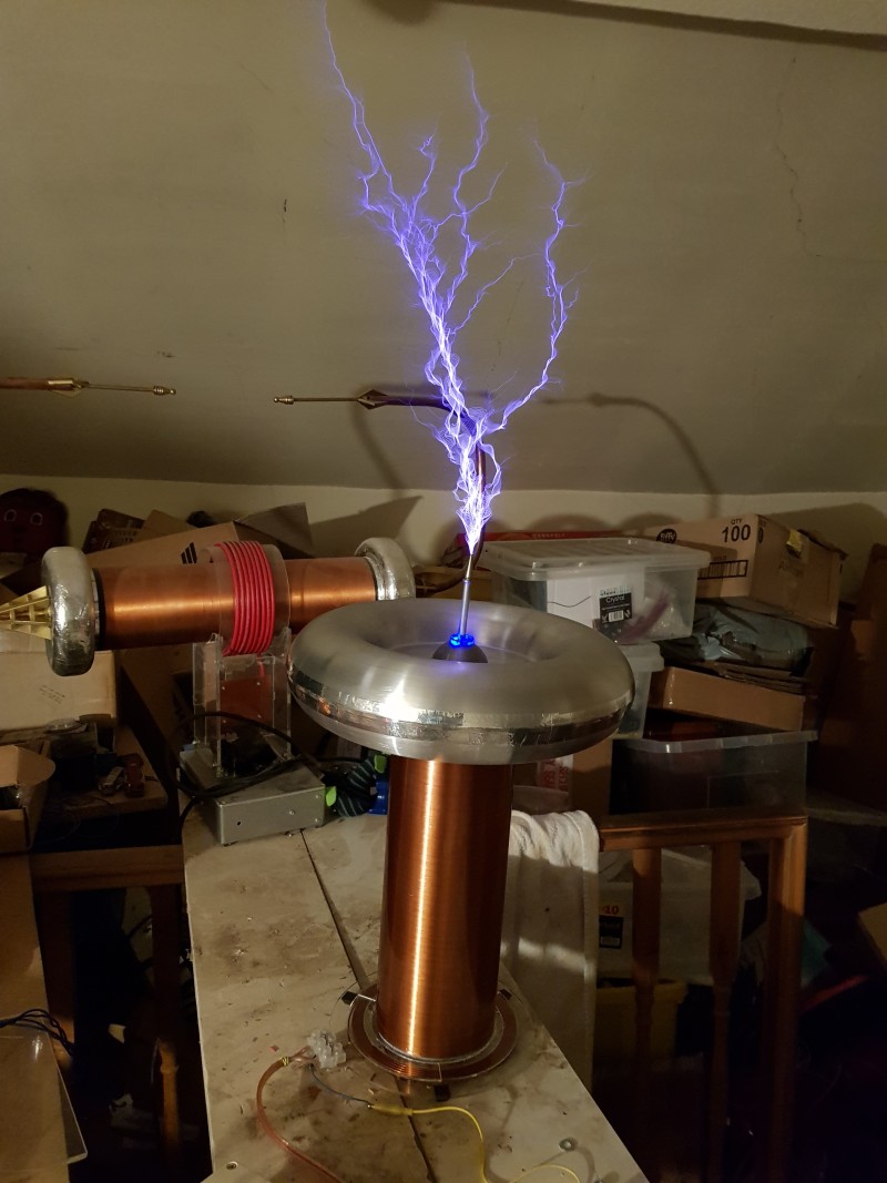 Musical Tesla Coil plays MIDI files at 200 volts