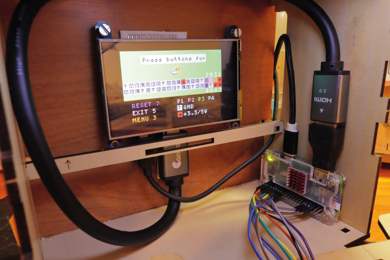 A 4-inch LCD is connected via HDMI, but enlarged by the magnifying plate