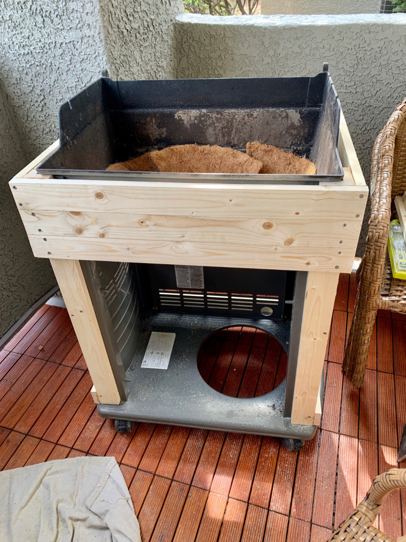  Etienne surrounded the metal frame of the BBQ with wooden panels