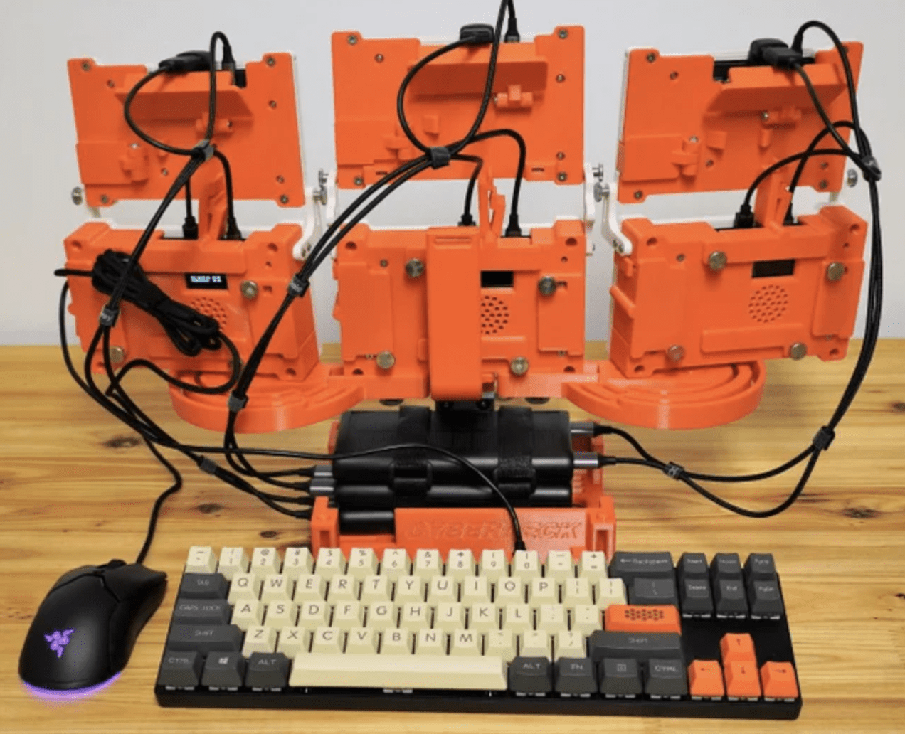 Mega six-screen cyberdeck