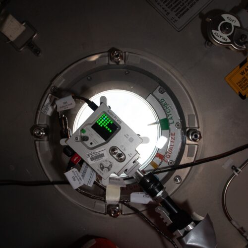 Une unité Astro Pi à une fenêtre à bord de la Station spatiale internationale.