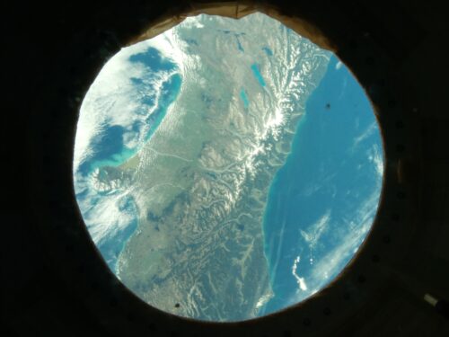 Une partie de l'île du Sud (Te Waipounamu) de la Nouvelle-Zélande (Aotearoa), photographiée depuis la Station spatiale internationale à l'aide d'une unité Astro Pi.
