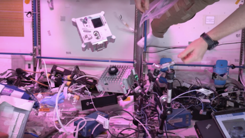 Les unités Mark 2 Astro Pi tournent en microgravité sur la Station spatiale internationale.