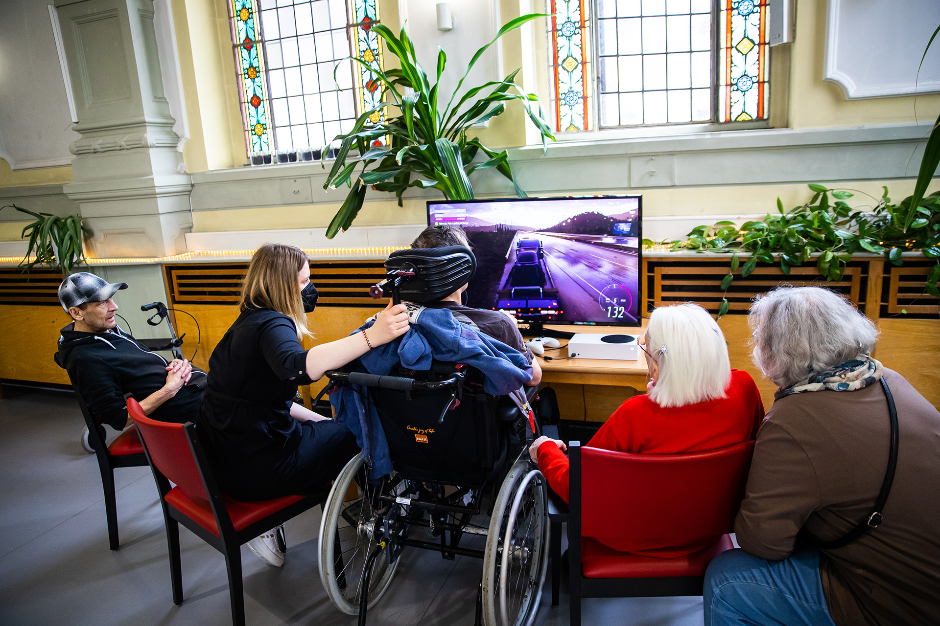 Wie Senior*innen von Gaming profitieren können: Xbox-Workshop für Mitarbeiter*innen im St- Elisabeth-Stift Berlin