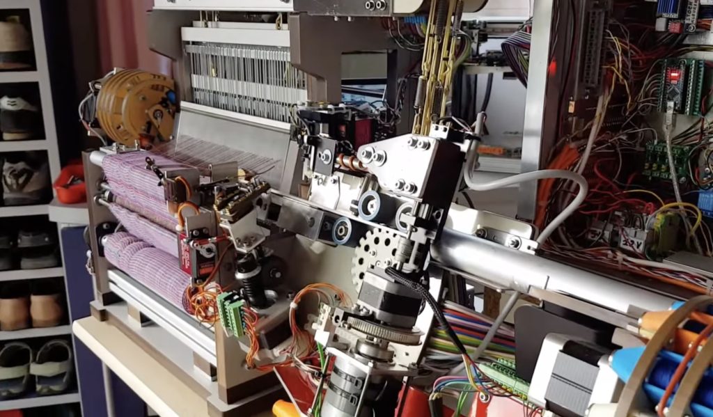 Fully automated desktop weaving machine controlled by Arduino