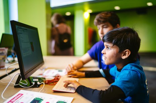 Deux jeunes créateurs numériques utilisant Raspberry Pi