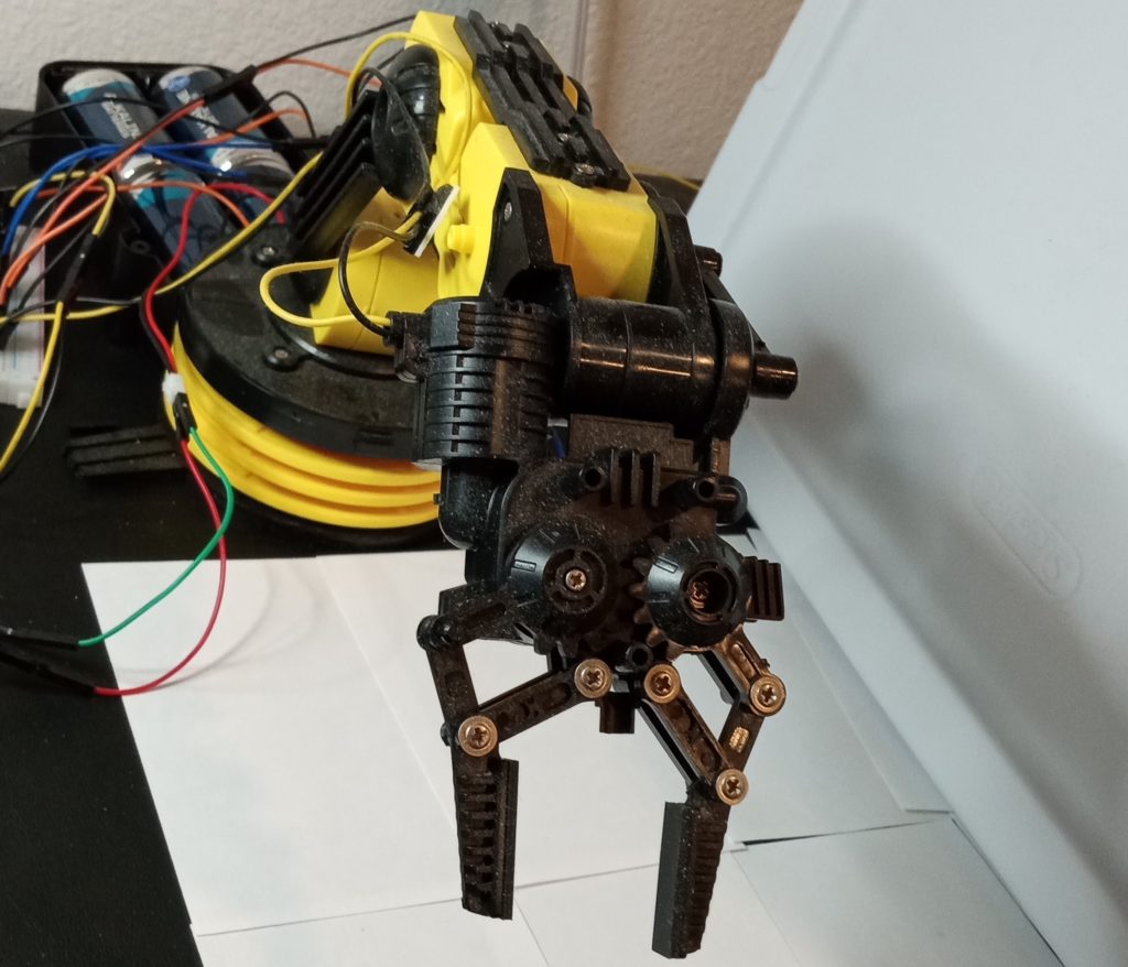 Controlling a robot arm over the internet