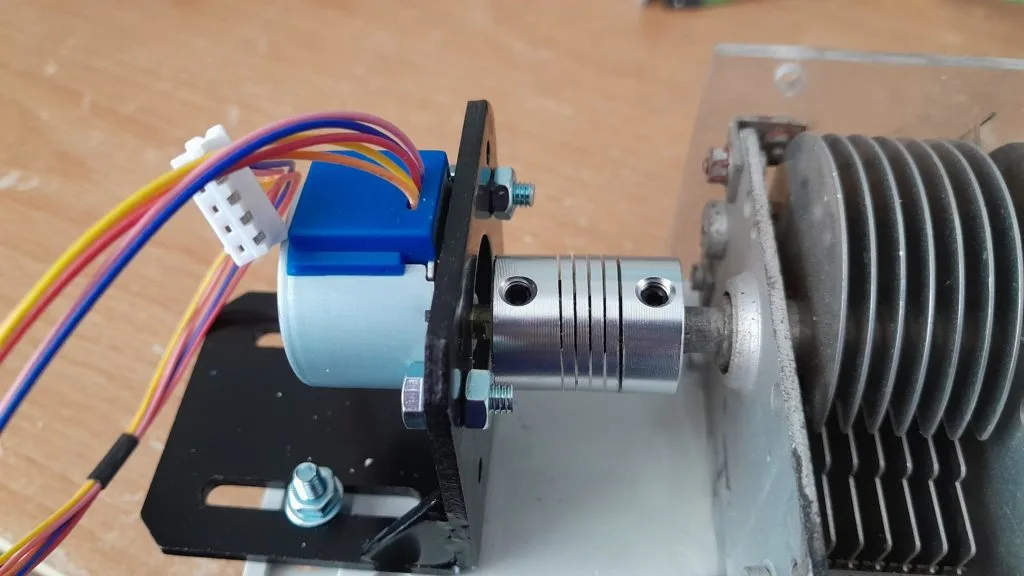 Building an experimental magnetic loop antenna with a stepper motor and an Arduino