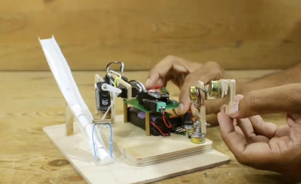 This cheap robot arm can follow recorded movements
