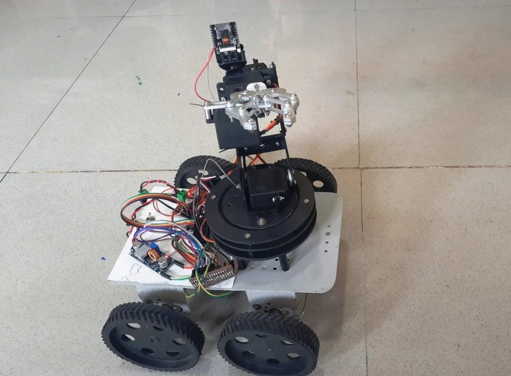 This remote-controlled, highly mobile robot features a 4DOF arm and an onboard camera