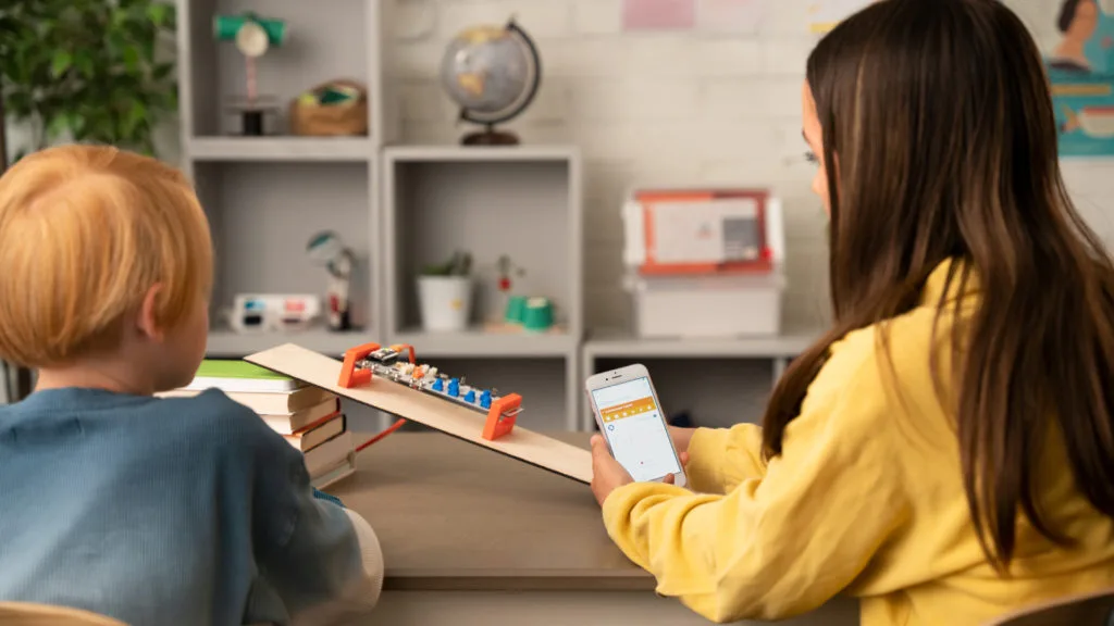 Discover the world of physics, for real – with the new Arduino Science Kit R3!