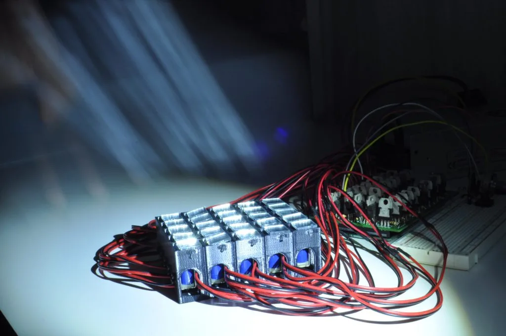 Macro DLP mirror array scales up a fascinating mechanical structure