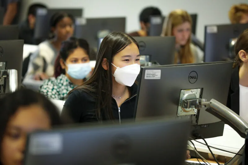 Supporting learners with programming tasks through AI-generated Parson’s Problems